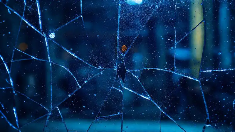 Fragmentos de vidrio evocan una atmósfera industrial