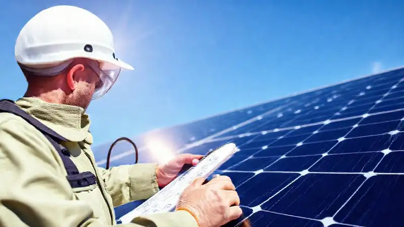 Técnico inspecciona paneles solares limpios
