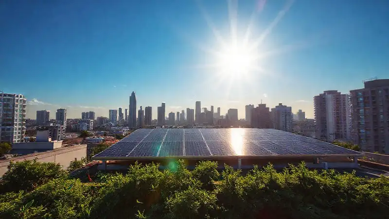 Paneles solares urbanos iluminan una ciudad esperanzadora