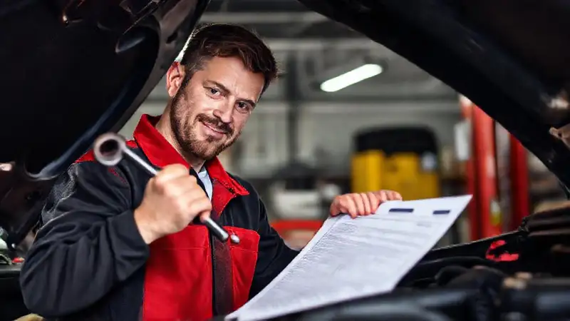 El mecánico revisa el motor con confianza