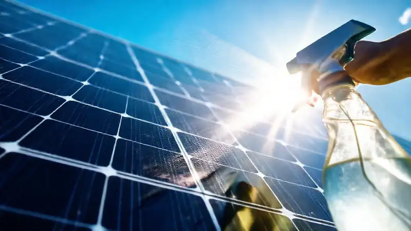 Paneles solares limpios brillan con eficiencia