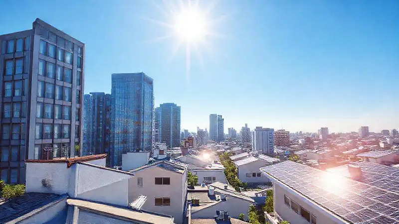 Ciudad moderna con paneles solares