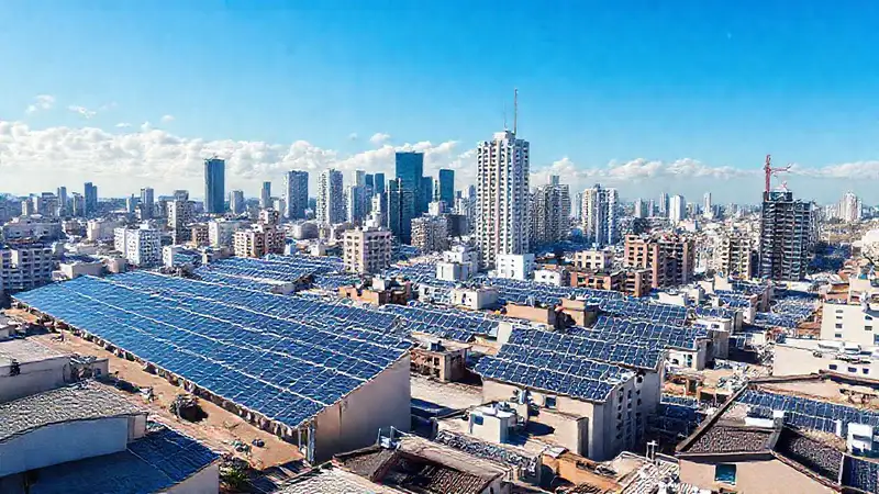 Paneles solares iluminan ciudad moderna