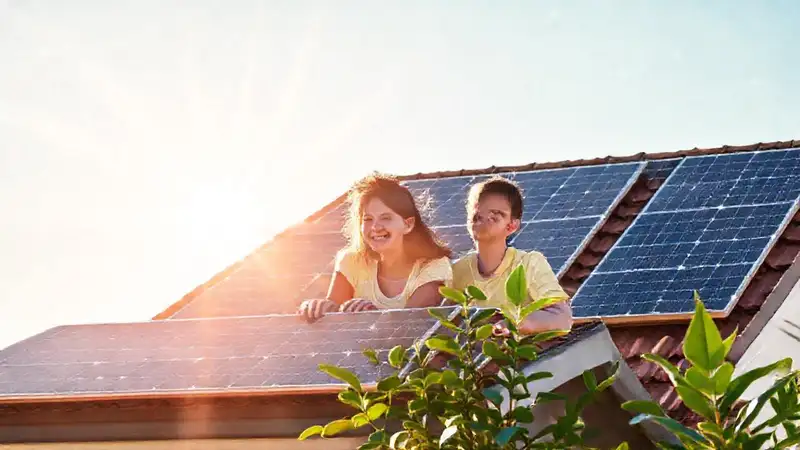 Paneles solares impulsan un hogar verde y feliz