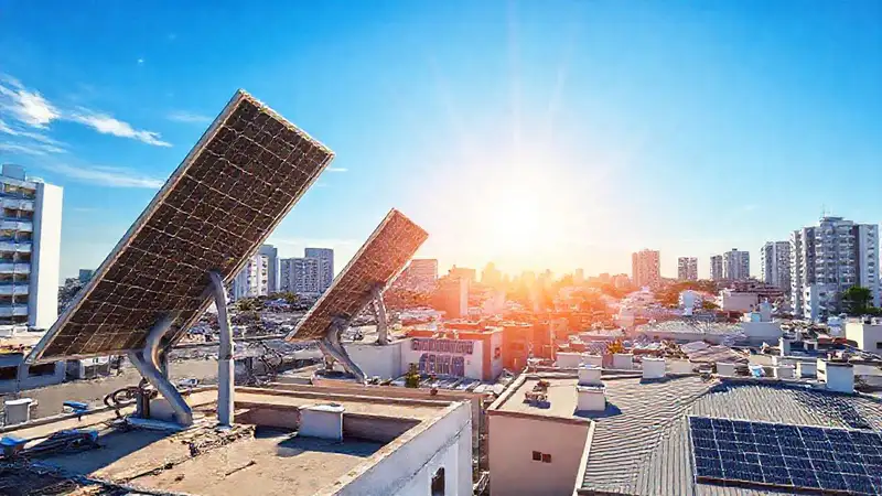 Ciudad moderna con paneles solares inclinados