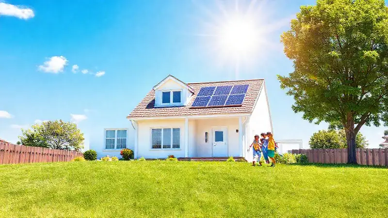 Una familia feliz en una casa solar