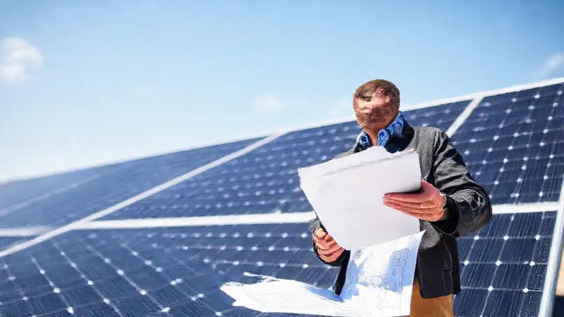 El hombre gestiona permisos solares técnicos
