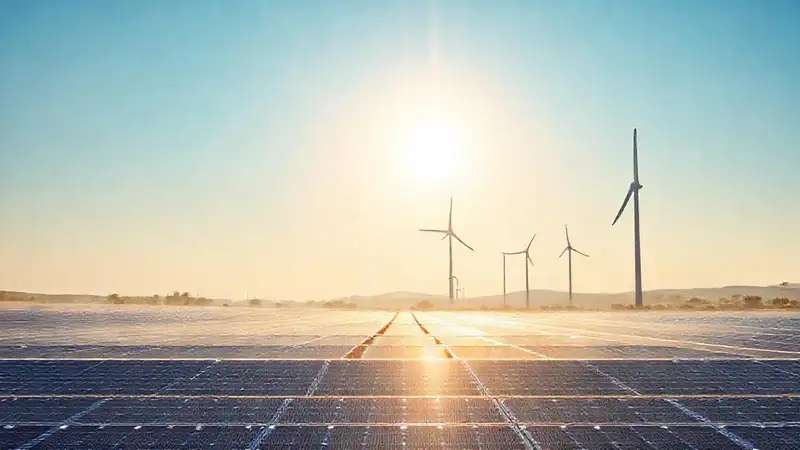Paneles solares y turbinas generan energía limpia
