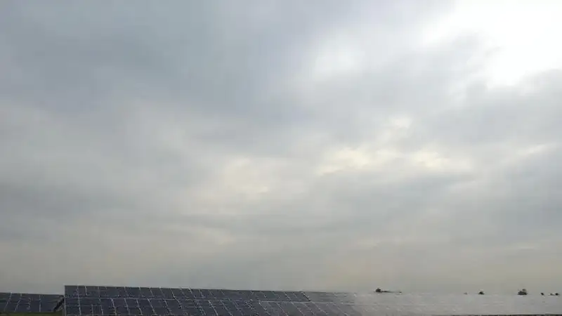 Cielo gris con paneles solares