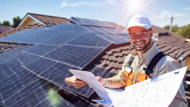 Un técnico instala paneles solares en casa