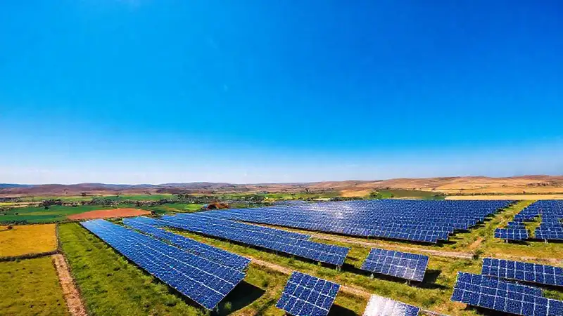 Una granja solar genera energía brillante