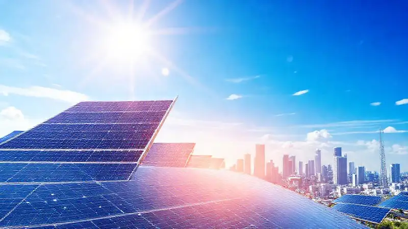 Paneles solares impulsan una ciudad optimista