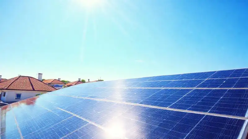 Tejas solares adornan techos suburbanos brillantes