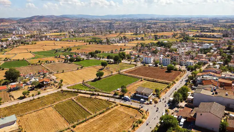 Paisajes contrastantes con vida vibrante