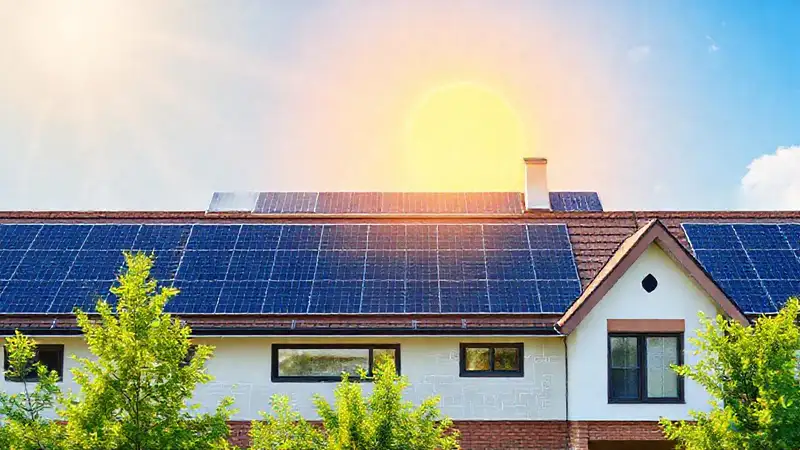 Paneles solares iluminan una casa moderna