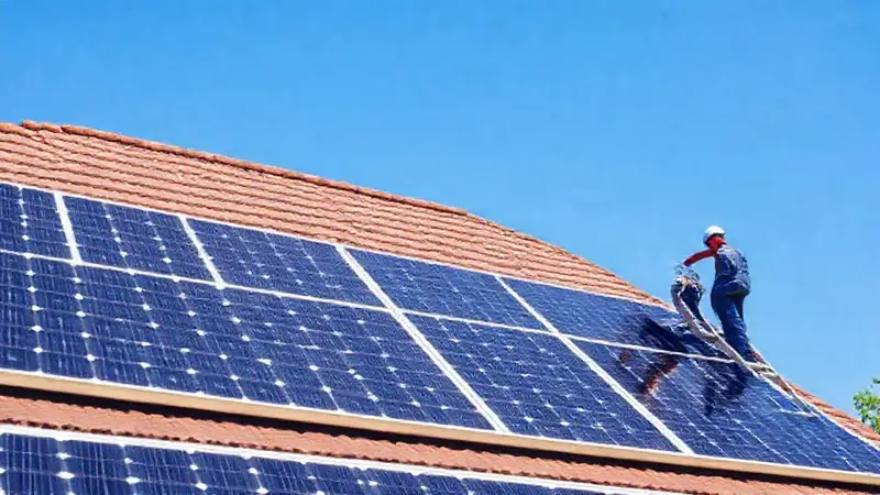 Técnicos instalan paneles solares en techos