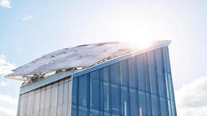 Edificio moderno, sol y diseño futurista