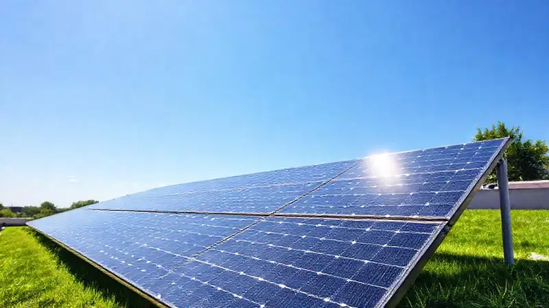 Paneles solares brillan en un día soleado
