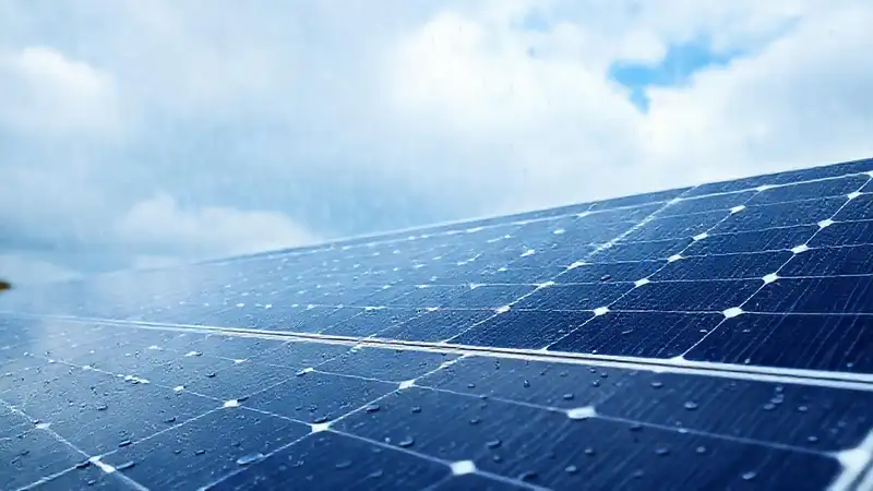 Paneles solares muestran un cielo nublado