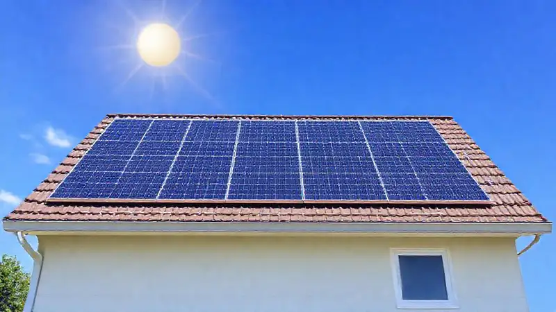 Paneles solares generan energía en techos