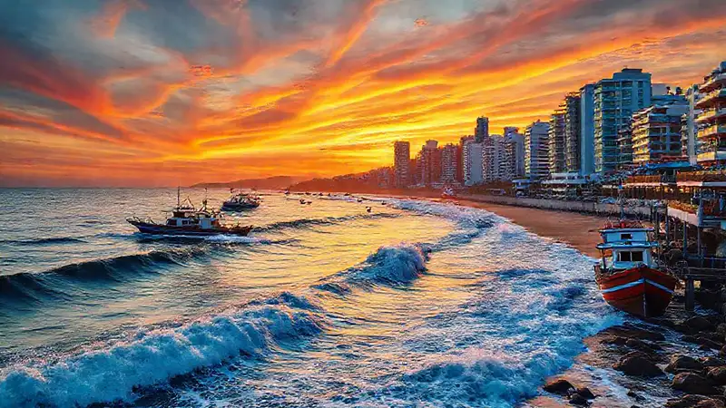 Ciudad costera vibrante al atardecer