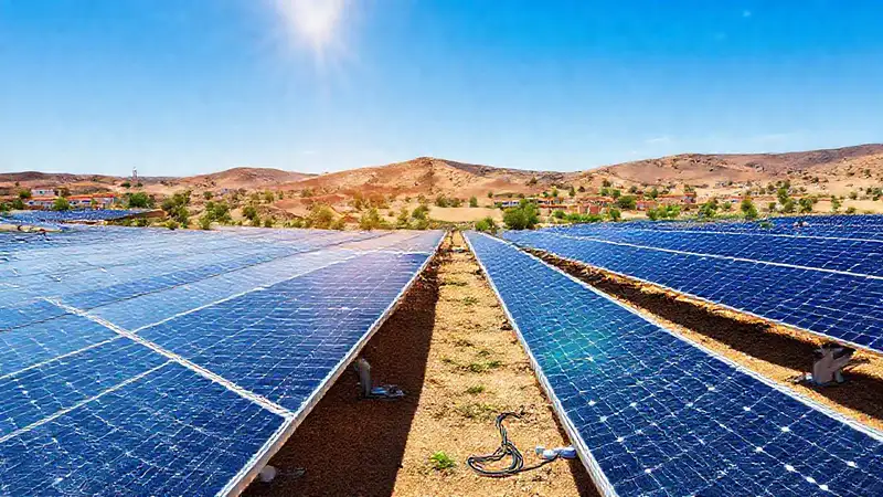 Paneles solares en el paisaje español