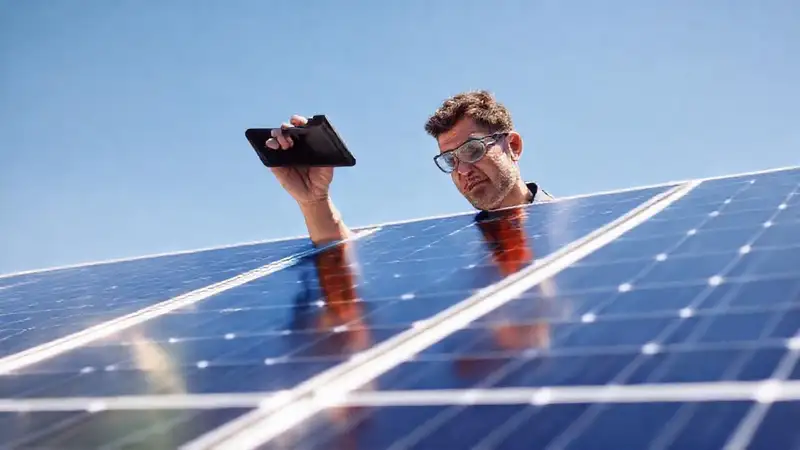 Técnico revisa paneles solares brillantes