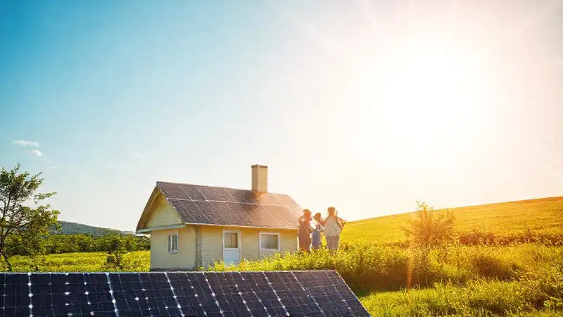 Familia feliz con energía solar brillante