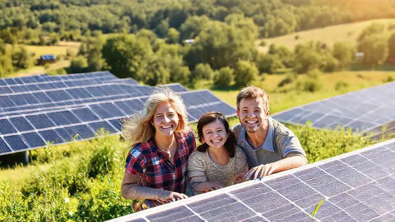 Familia feliz vive con energía solar