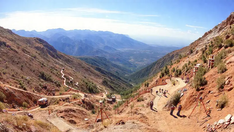 Construcción en montaña con vistas panorámicas
