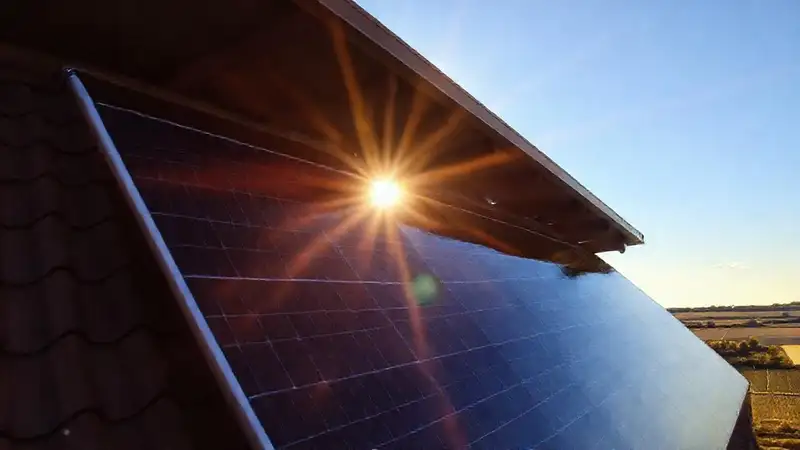 Paneles solares iluminan un paisaje rural