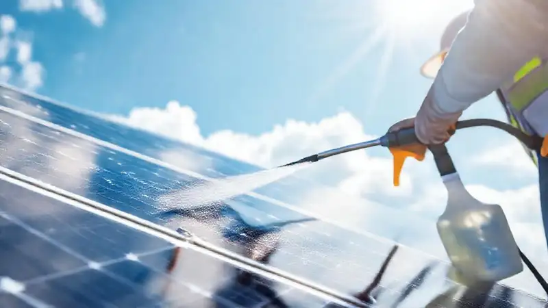 Técnicos limpian paneles solares con profesionalidad