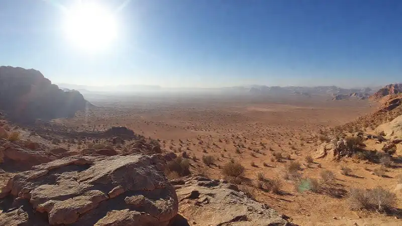 Un desierto árido y silencioso se extiende