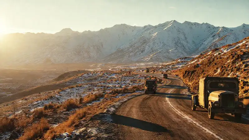 Montañas nevadas ofrecen vistas panorámicas rurales
