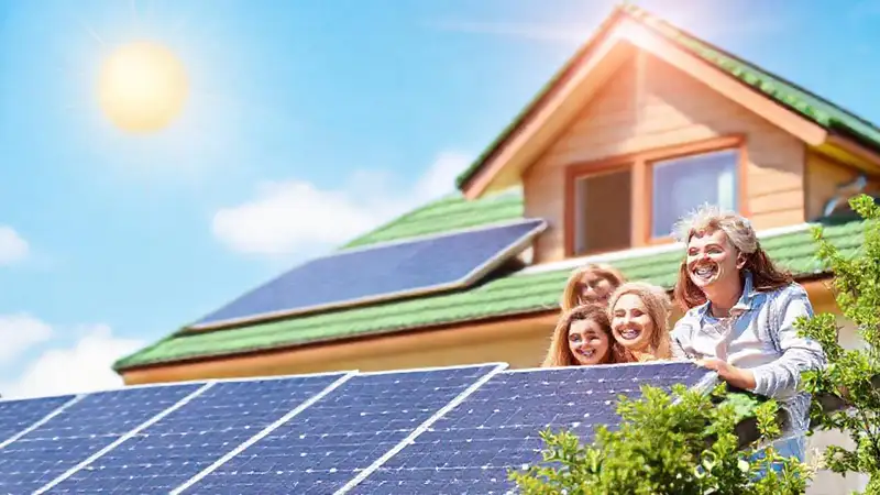 Energía solar ilumina un hogar feliz