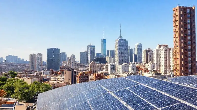 Paneles solares iluminan la ciudad realista