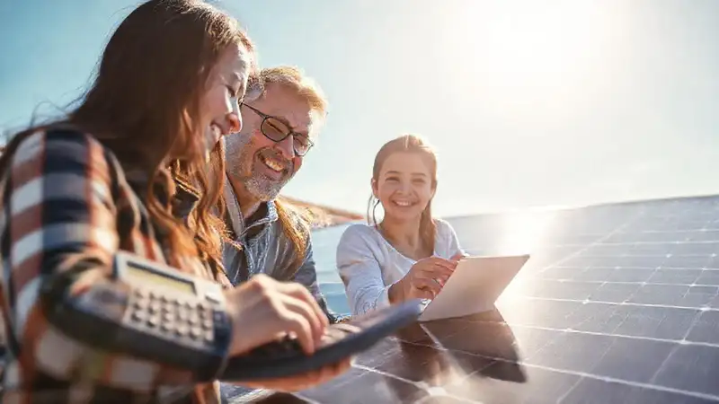 Paneles solares generan energía limpia y dinero