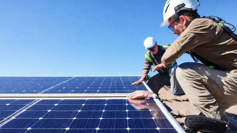 Técnicos instalan paneles solares con profesionalidad