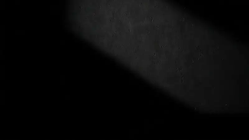 Un sujeto solitario en sombras oscuras