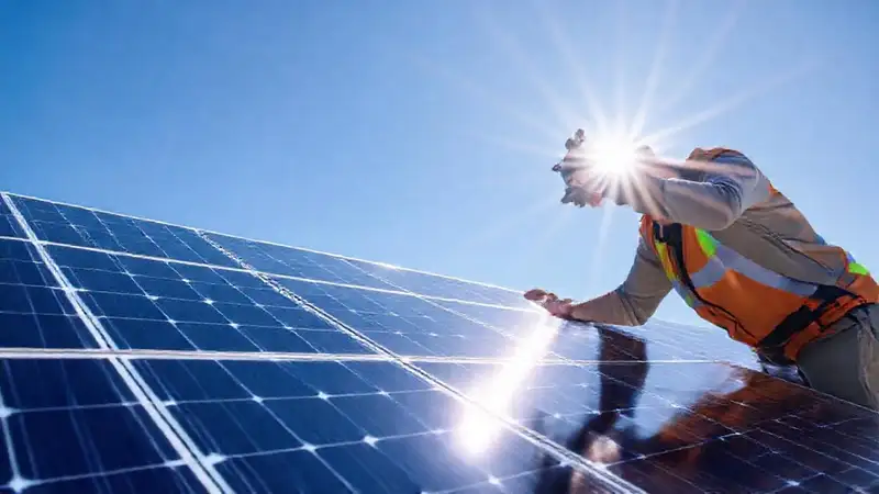 Paneles solares miden energía al sol