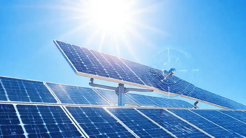 Paneles solares de seguimiento futuristas capturan el sol