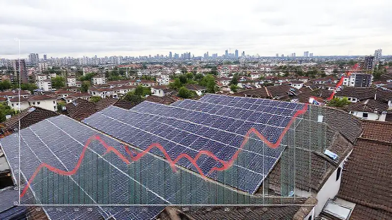 Paneles solares iluminan la ciudad moderna