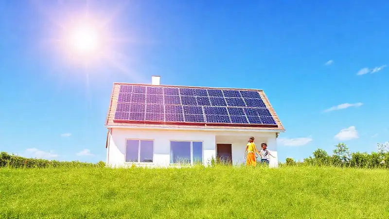 Energía solar ilumina una familia feliz