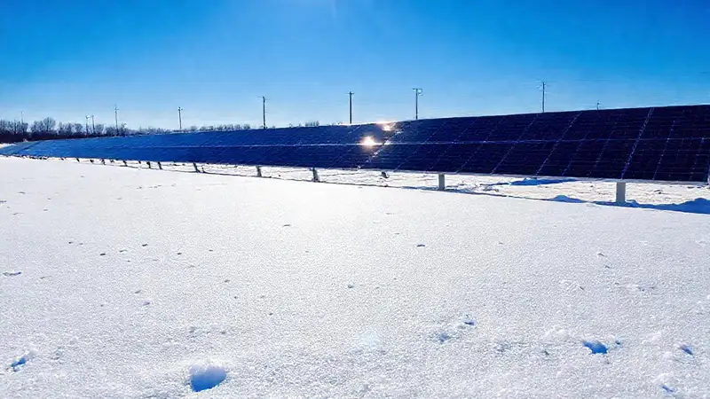 Paneles solares brillan en invierno limpio