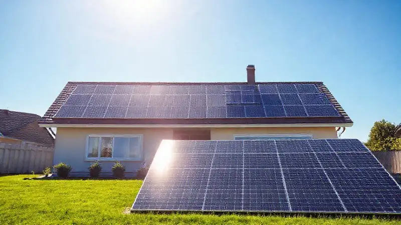 Paneles solares iluminan un hogar feliz