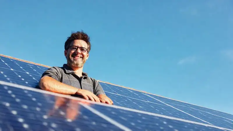 Paneles solares generan prosperidad financiera limpia