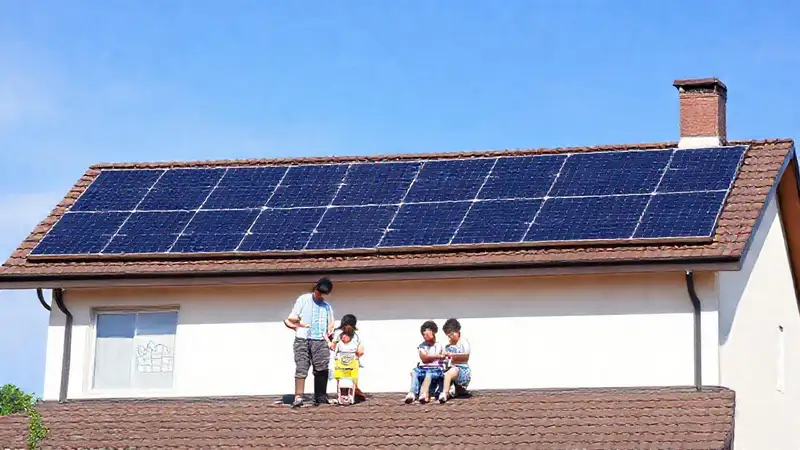 Paneles solares alimentan hogares modernos y limpios