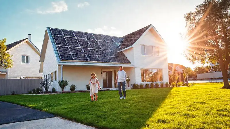 Una familia feliz en una casa moderna
