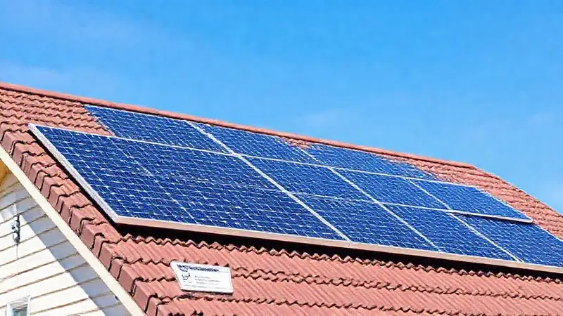 Paneles solares en techos, certificación profesional