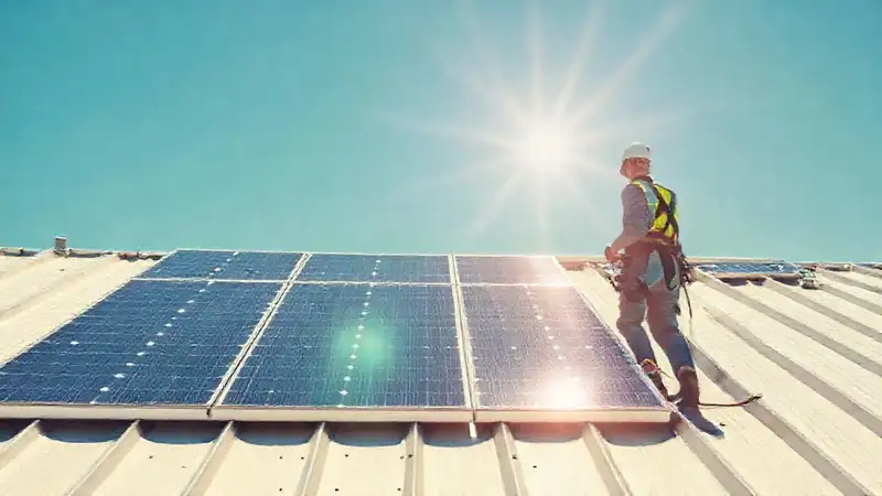 Profesionales limpian paneles solares en el tejado